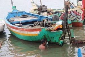 soni nelayan tambaklorok semarang saat memperbaiki perahunya g1wa
