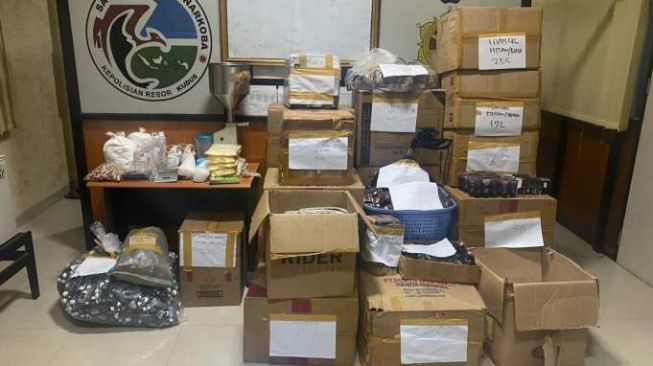 Polres Kudus Geledah Pabrik Obat Ilegal, Temukan Obat Kuat Titan