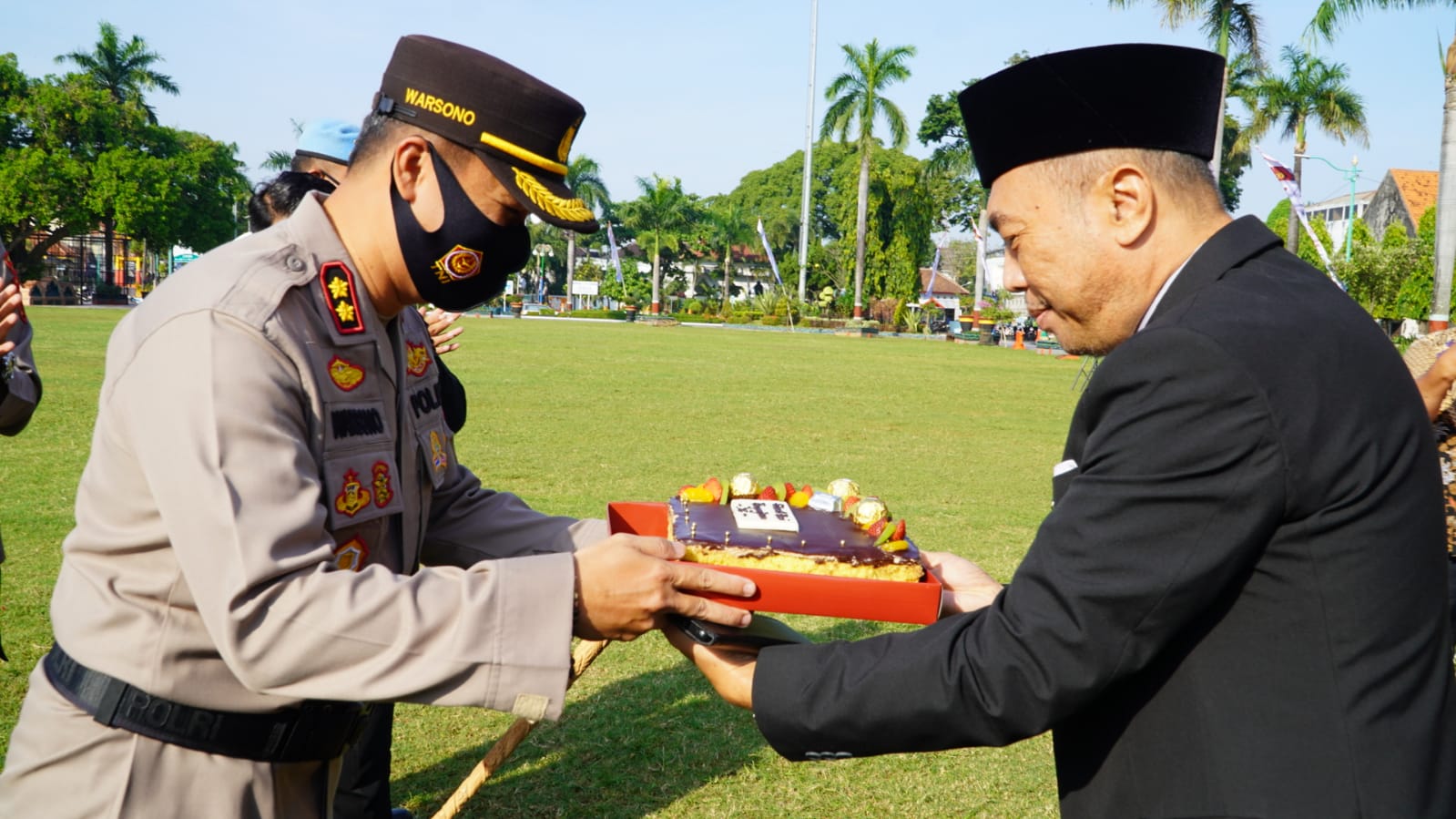 HUT Bhayangkara, Pj Bupati Beri Kejutan Kue ke Kapolres