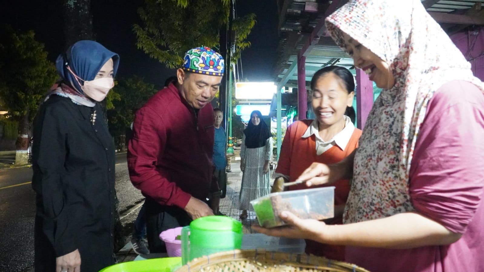 Pj Bupati Nglarisi Dagangan PKL Ahmad Yani dan Hadirkan Pentas Musik