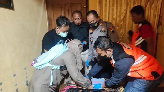 Petugas mengevakuasi jasad UK (54) di Desa Jekulo (foto: TribunJateng.com)