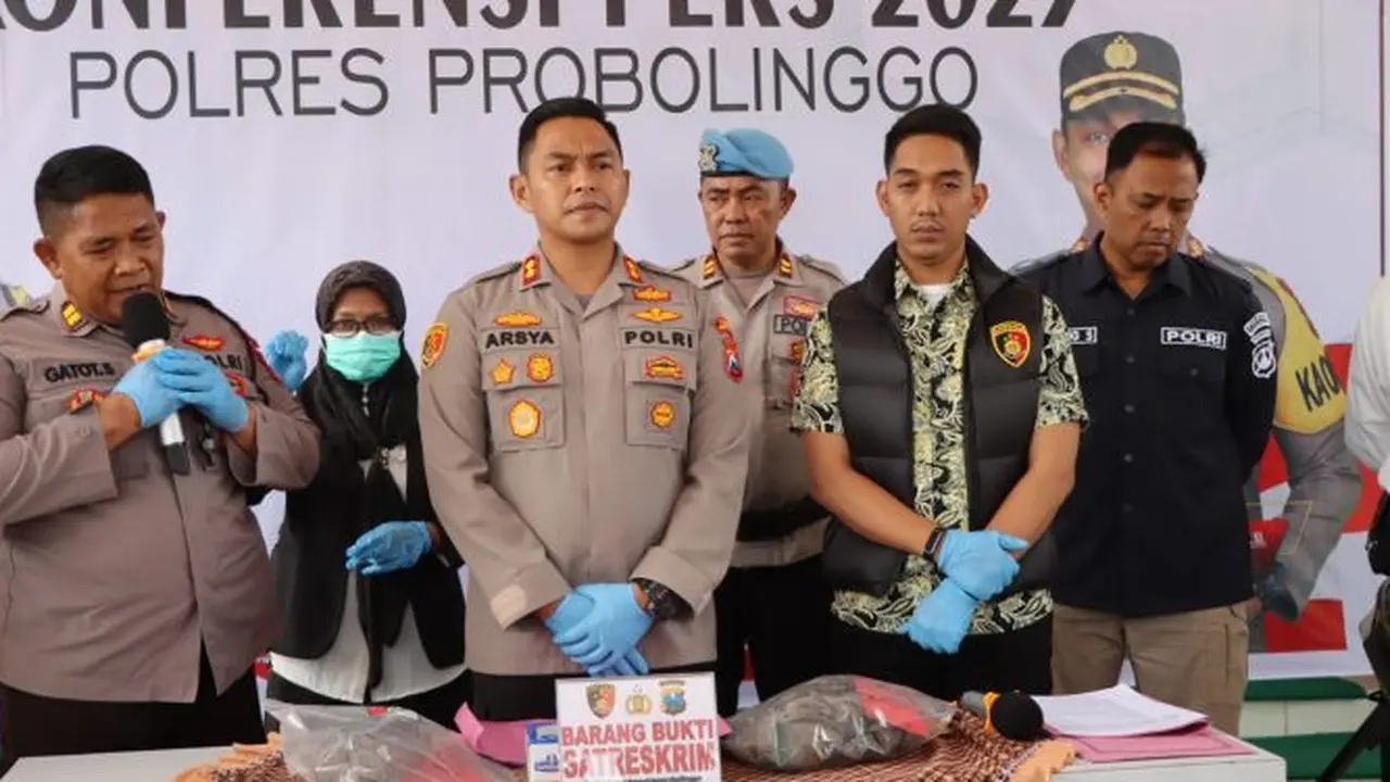 barang bukti pembakaran mobil yang ditunjukkan dalam rilis kasus di Mapolres Probolinggo