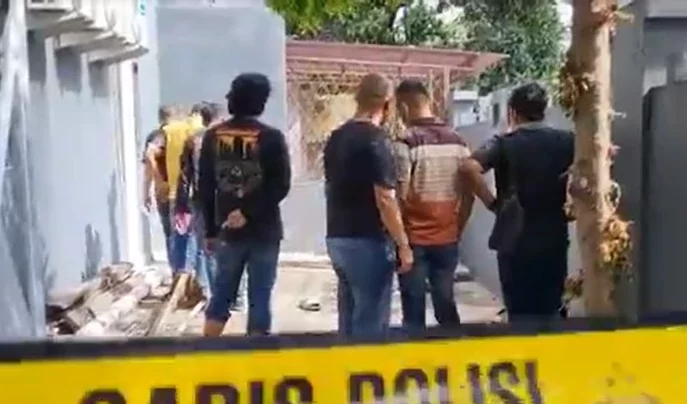 Polisi melakukan olah TKP mahasiswa jatuh dari lantai 4 di Jakarta Barat (Foto: Beritasatu.com)