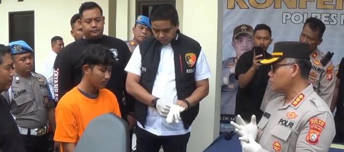 Polres Metro Bekasi menangkap seorang pria 22 tahun berinisial FR, pelaku pembunuhan seorang anggota Pemuda Pancasila Renatus Pasaribu (48).