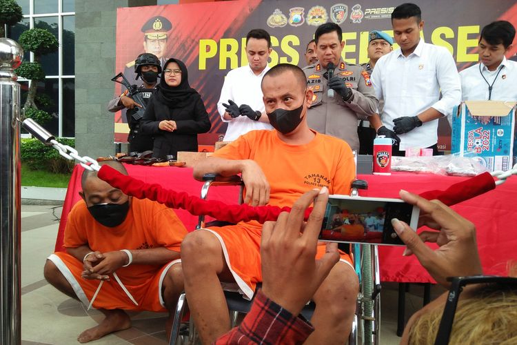 Pihak kepolisian menemukan 23 kantong darah manusia ketika mengamankan seorang dukun gadungan di Kabupaten Gresik, Jawa Timur.