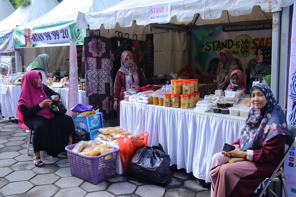 Bazaar stand UMKM oleh Forum Silaturahim Ikatan Alumni Banat NU (Forsikabanu) memeriahkan peringatan hari lahir (harlah) ke-83 Banat NU Kudus