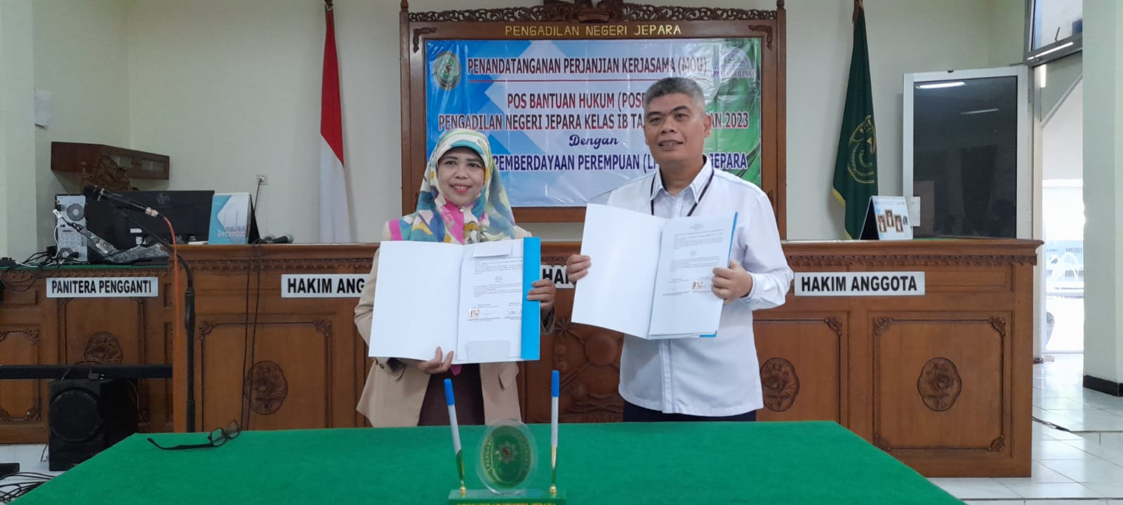 Pengadilan Negeri (PN) Jepara dan Lembaga Pemberdayaan Perempuan (LPP) Sekar Jepara menandatangani nota kesepahaman (MoU) tentang Pemberian Layanan Pos Bantuan Hukum (Posbakum) Pengadilan Negeri Jepara. Kegiatan itu digelar di Ruang Sidang Kartika Pengadilan Negeri Jepara pada Senin (09/01). (foto: PN Jepara)
