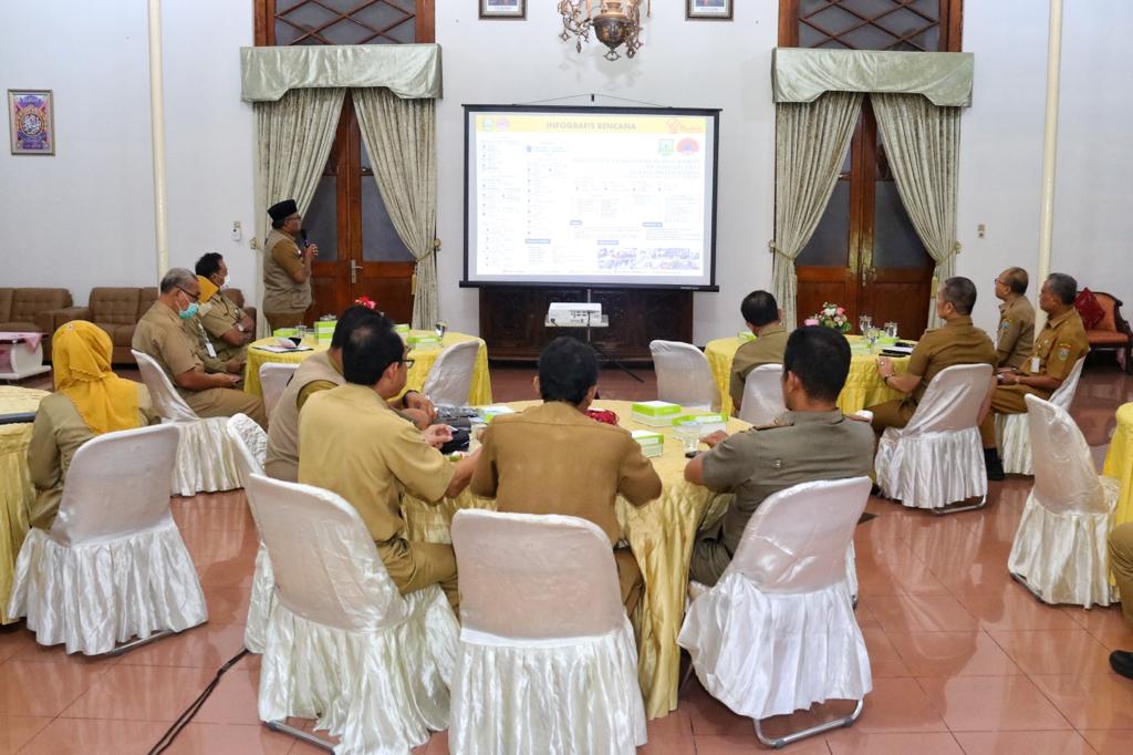 rapat evaluasi penanganan bencana di Pendopo Kabupaten Kudus pada Senin (9/1)