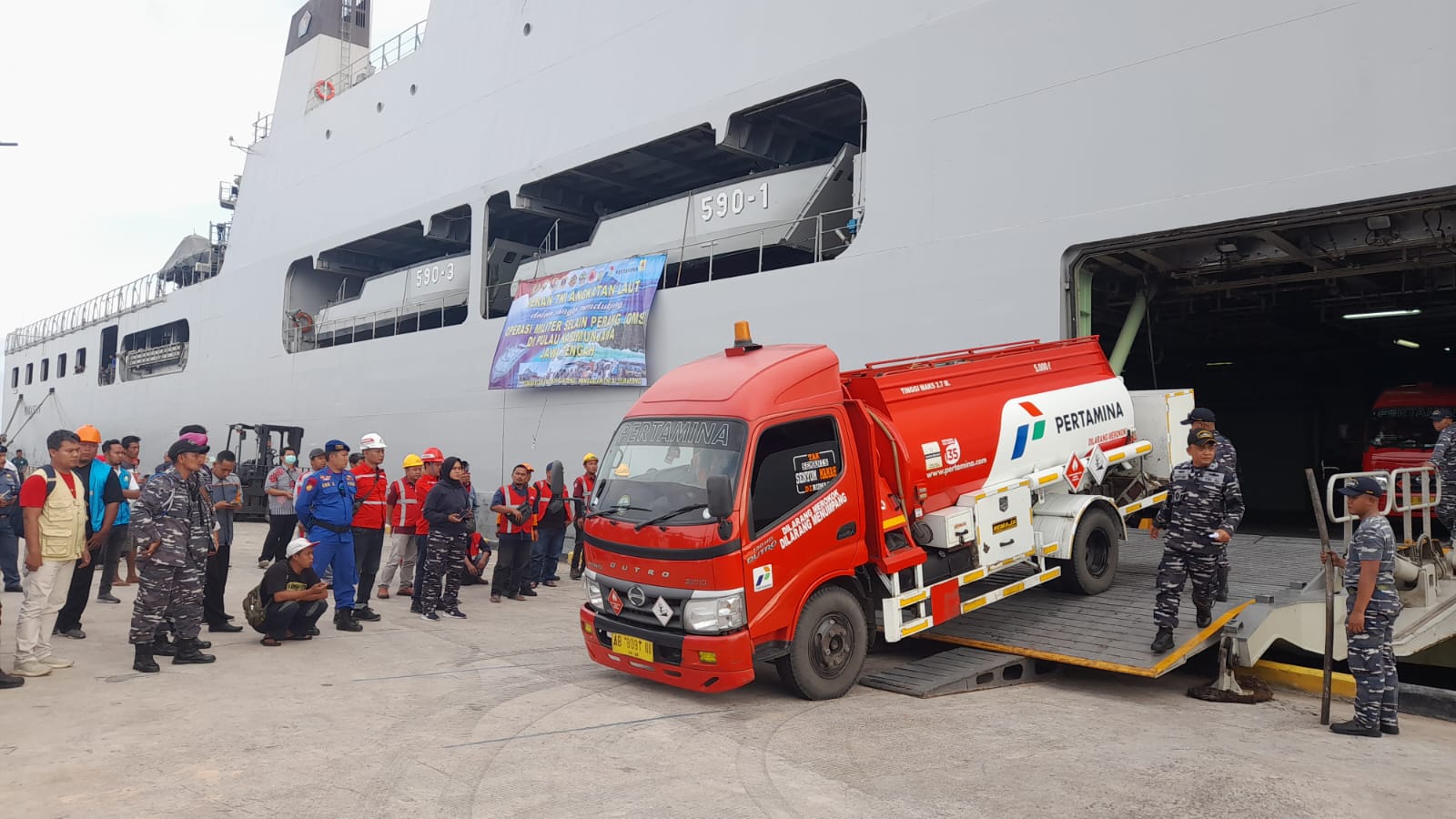 Proses bongkar muat dari KRI Makassar-590 di Karimunjawa (Foto: Diskominfo Jepara)