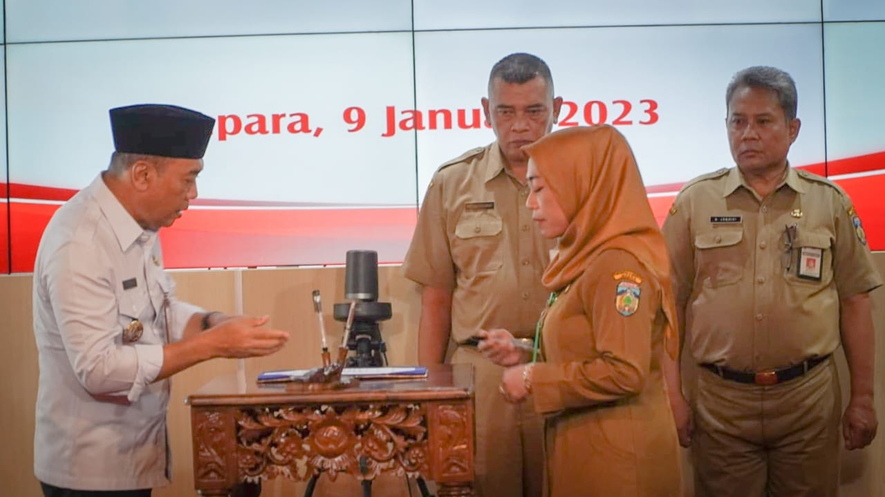 Pj Bupati Jepara Edy Supriyanta melantik Mudrikatun sebagai Kepala Dinas Kesehatan (Dinkes) Kabupaten Jepara.