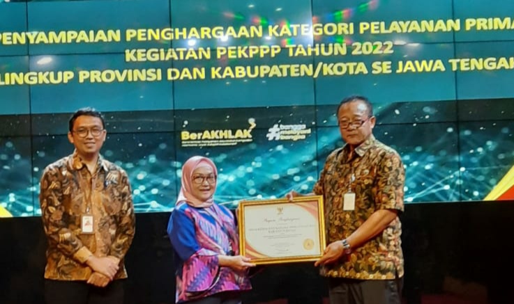 Dinas Kependudukan dan Pencatatam Sipil (Disdukcapil) Kabupaten Jepara dapat piagam penghargaan Pelayanan Prima dari Kementerian Pendayagunaan Aparatur Negara dan Reformasi Birokrasi (Kemenpan RB).