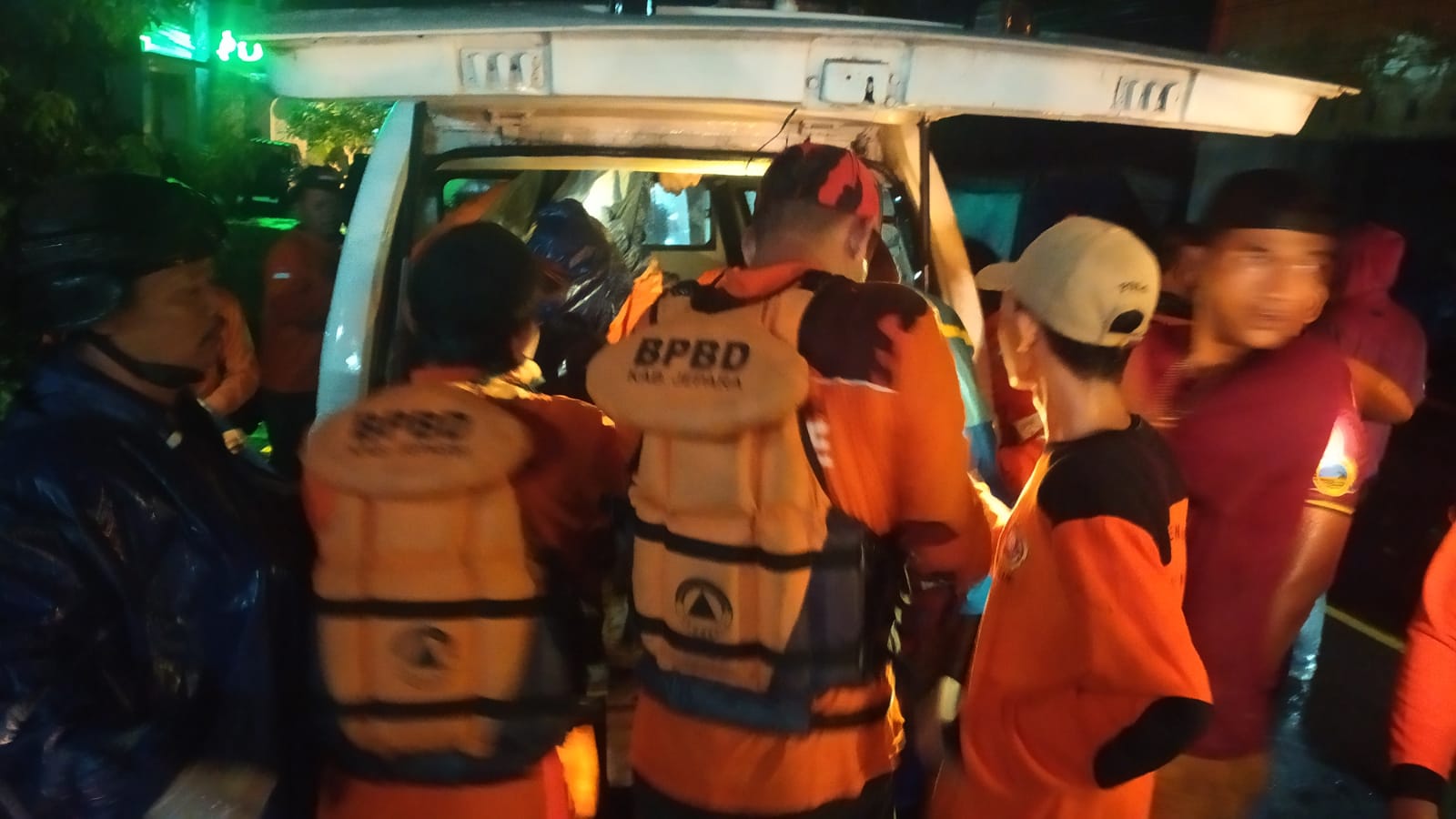 Petugas BPBD Jepara melakukan evakuasi pada jenazah Ahmad Sulton Firmansyah (14) santri Ponpes Al-Falah, Bakalan, Kabupaten Jepara yang ditemukan di Bendungan Welahan, 8 KM dari lokasi kejadian (Nur Ithrotul Fadhilah/KlikFakta.com)