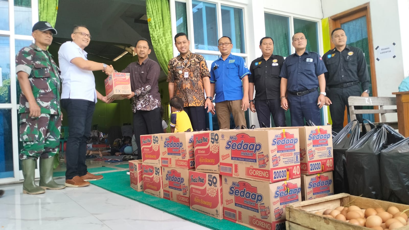 PT Pura Group menyerahkan beberapa bantuan bagi pengungsi banjir di Balai Desa Jati Wetan pada Rabu (4/1)