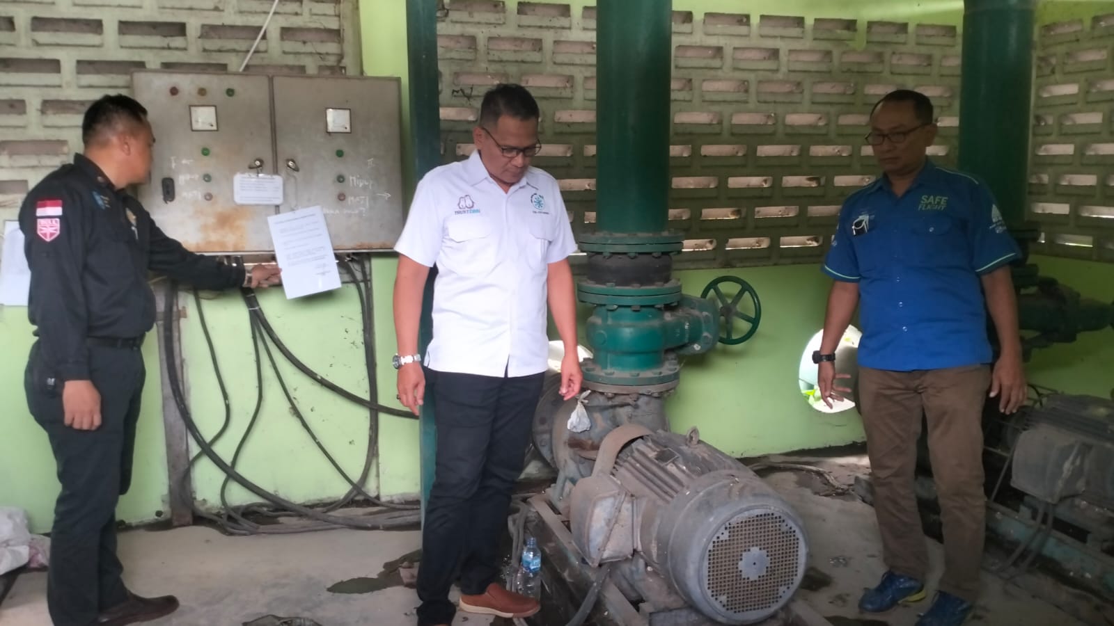 Pura Group menerjunkan dua pompa polder selama 24 jam untuk menyedot air yang menggenangi wilayah perbatasan Desa Jati Wetan dan Desa Jati Kulon, Kecamatan Jati, Kabupaten Kudus.