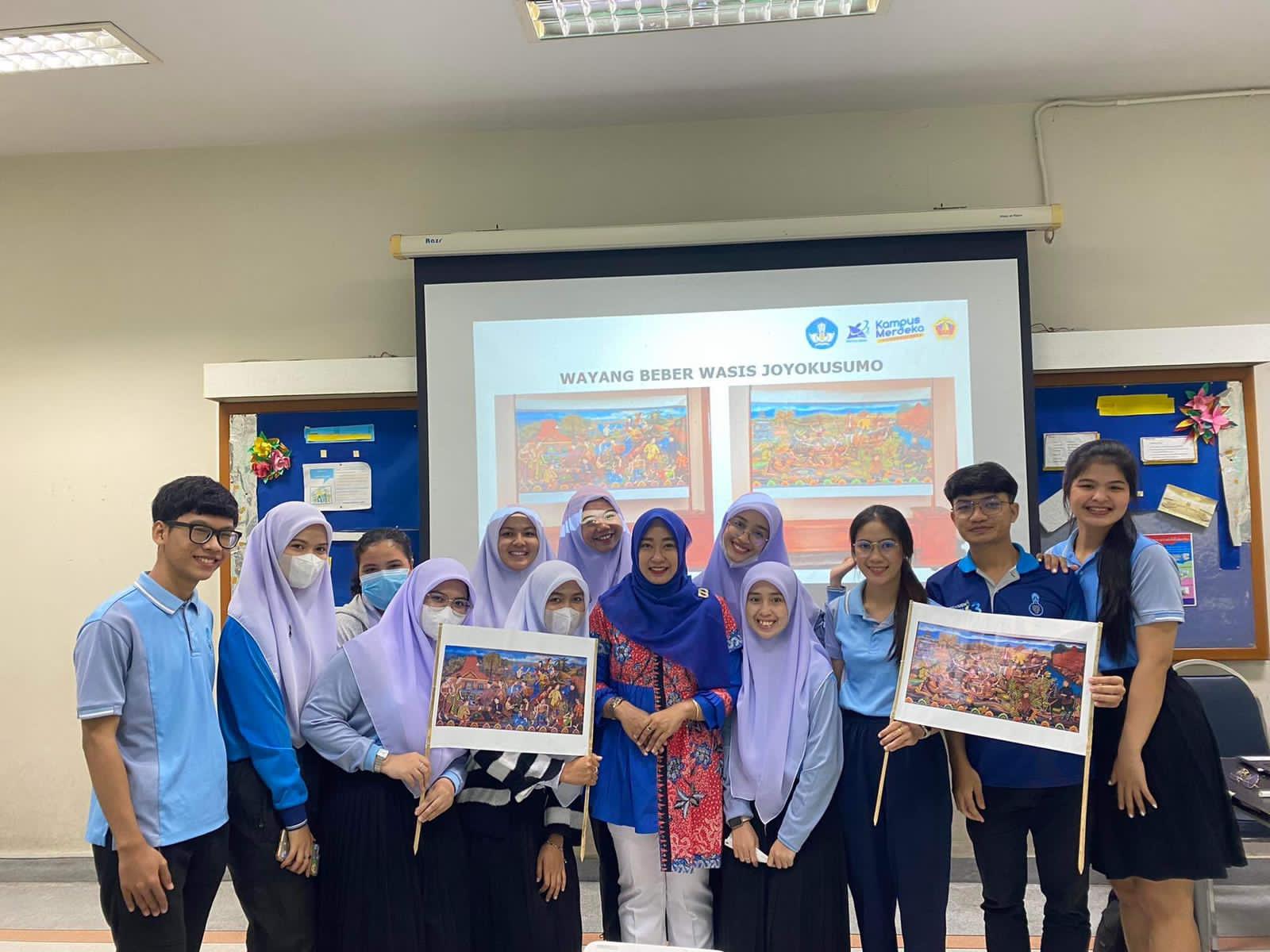Dr. Luthfa Nugraheni, M.Pd., dosen Program Studi Pendidikan Bahasa dan Sastra Indonesia (PBSI) UMK bersama muridnya di Thailand