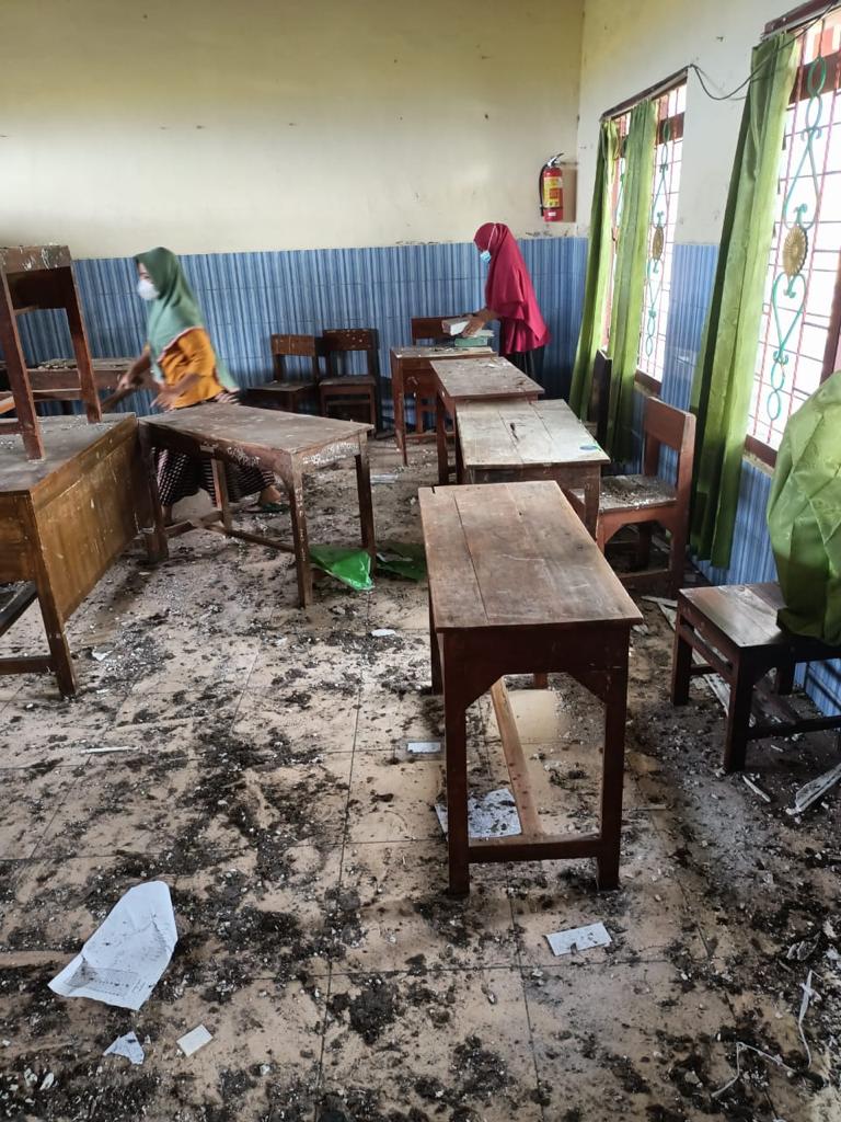 Plafon di tiga SD runtuh akibat hujan terus menerus