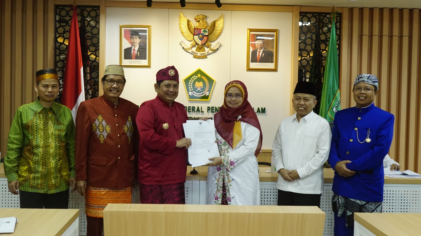 Dosen IAIN Kudus, Prof. Dr. H. Umma Farida, Lc, M.A menjadi satu diantara 33 penerima SK Penetapan Guru Besar Rumpun Ilmu Agama kepada 33 akademisi dalam upacara Hari Amal Bhakti (HAB) (foto: Humas IAIN Kudus)