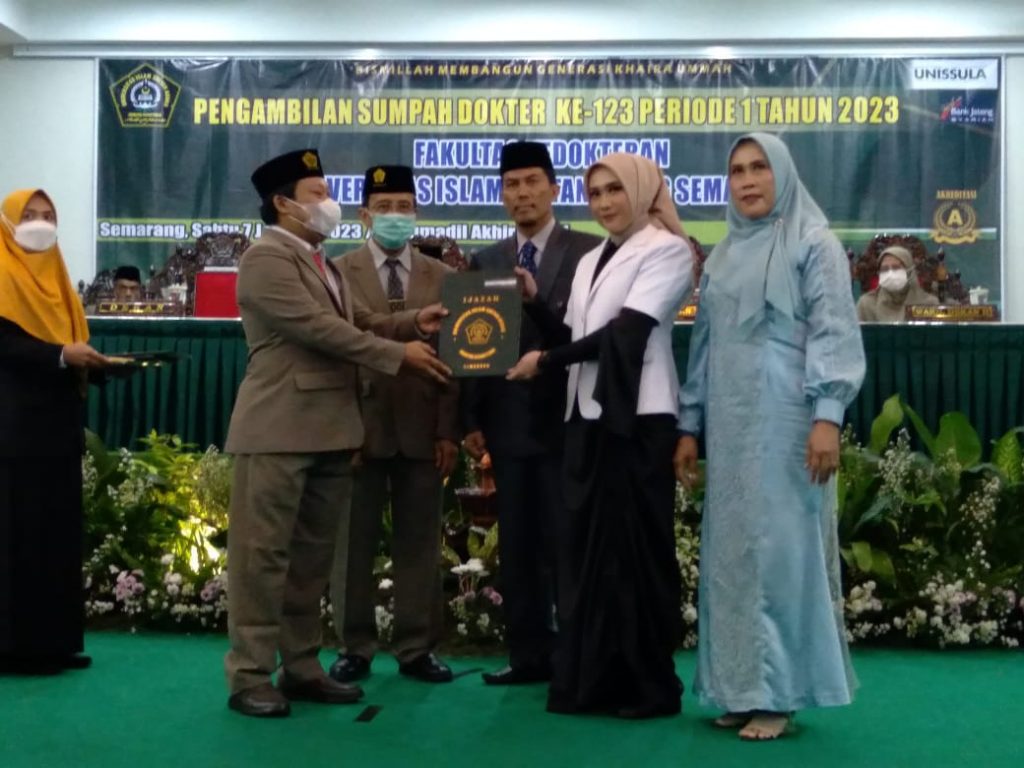 Universitas Islam Sultan Agung (Unissula) Semarang menggelar acara pengambilan sumpah dokter ke-123, pada Sabtu (08/01)