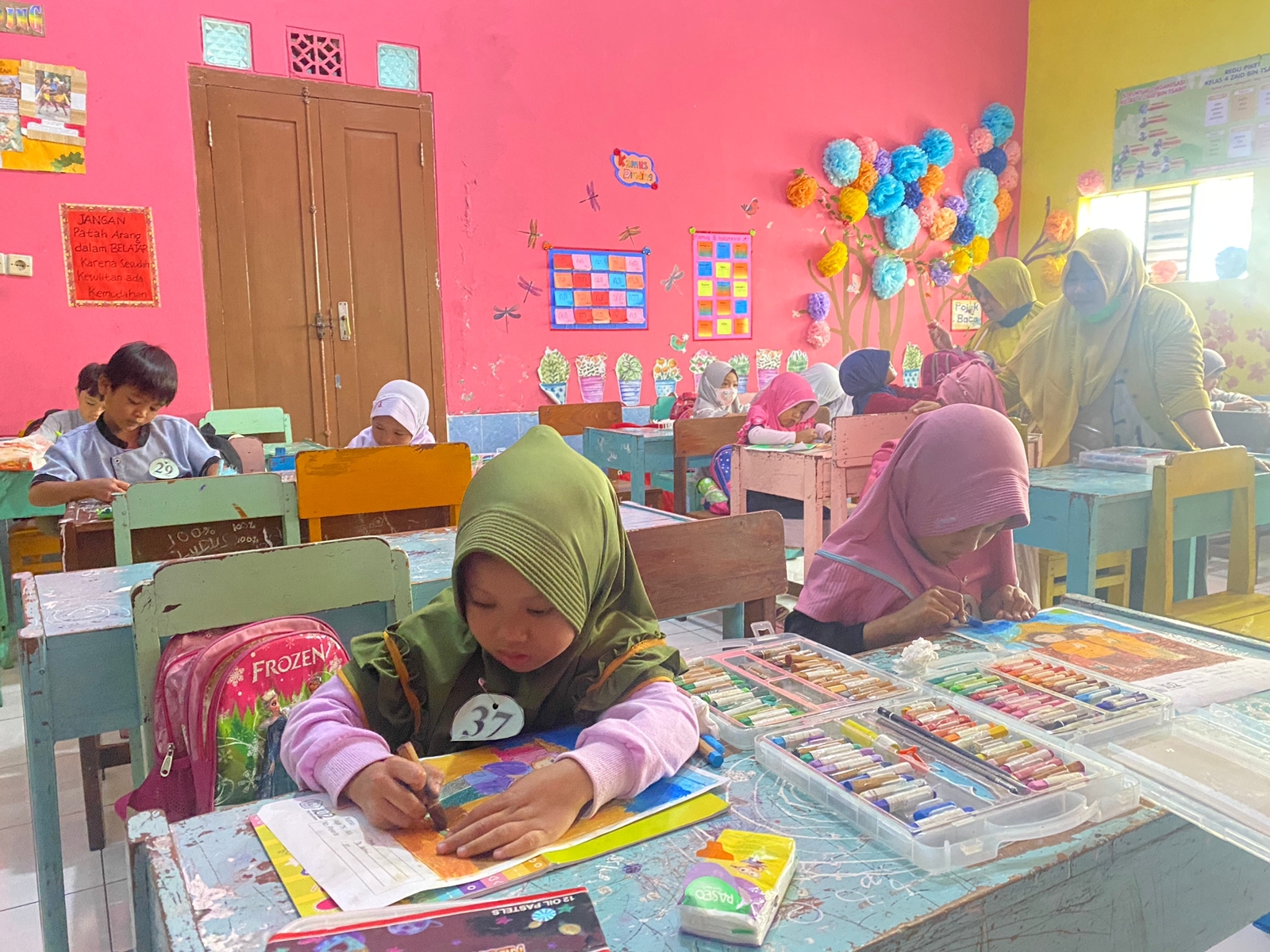 Ratusan siswa Taman Kanak-Kanak dari seluruh Kabupaten Kudus memeriahkan milad ke-102 SD Muhammadiyah 1 Kudus.