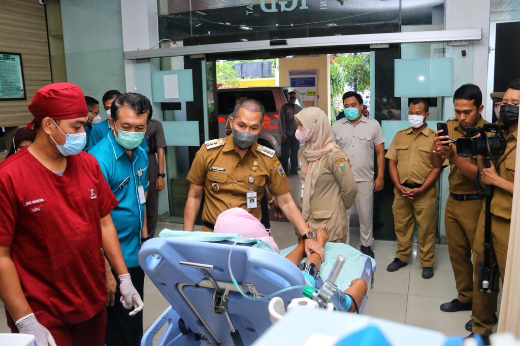 Minah (64) warga Desa Payaman RT 3/6, Kecamatan Mejobo, Kabupaten Kudus dilarikan ke RSUD dr. Loekmono Hadi Kudus