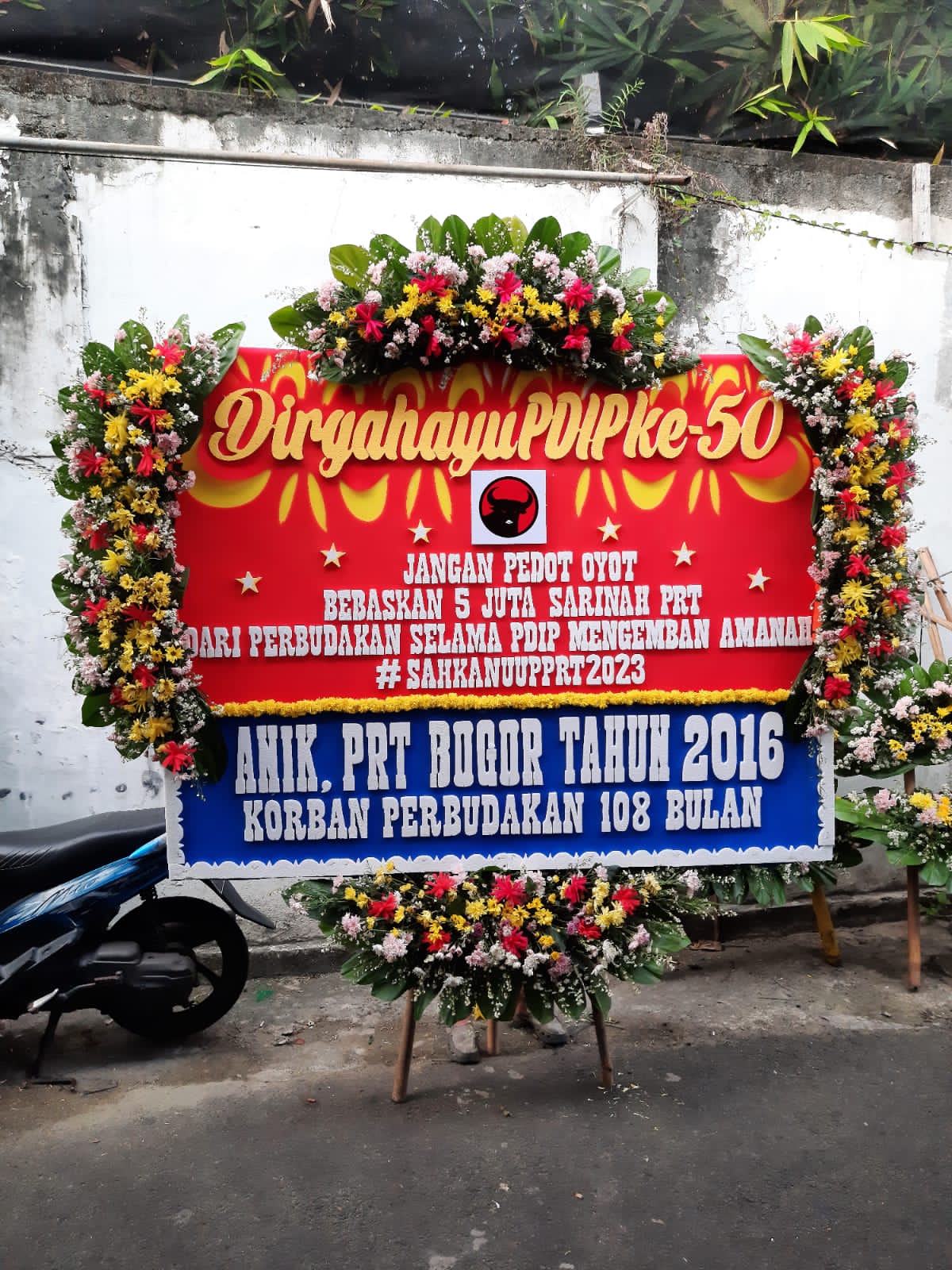 Beberapa perwakilan Pekerja Rumah Tangga (PRT) yang menjadi korban kekerasan mengirim karangan bunga ucapan ulang tahun untuk Partai Demokrasi Indonesia Perjuangan (PDIP) ke-50 di Gedung Nusantara, Jakarta.