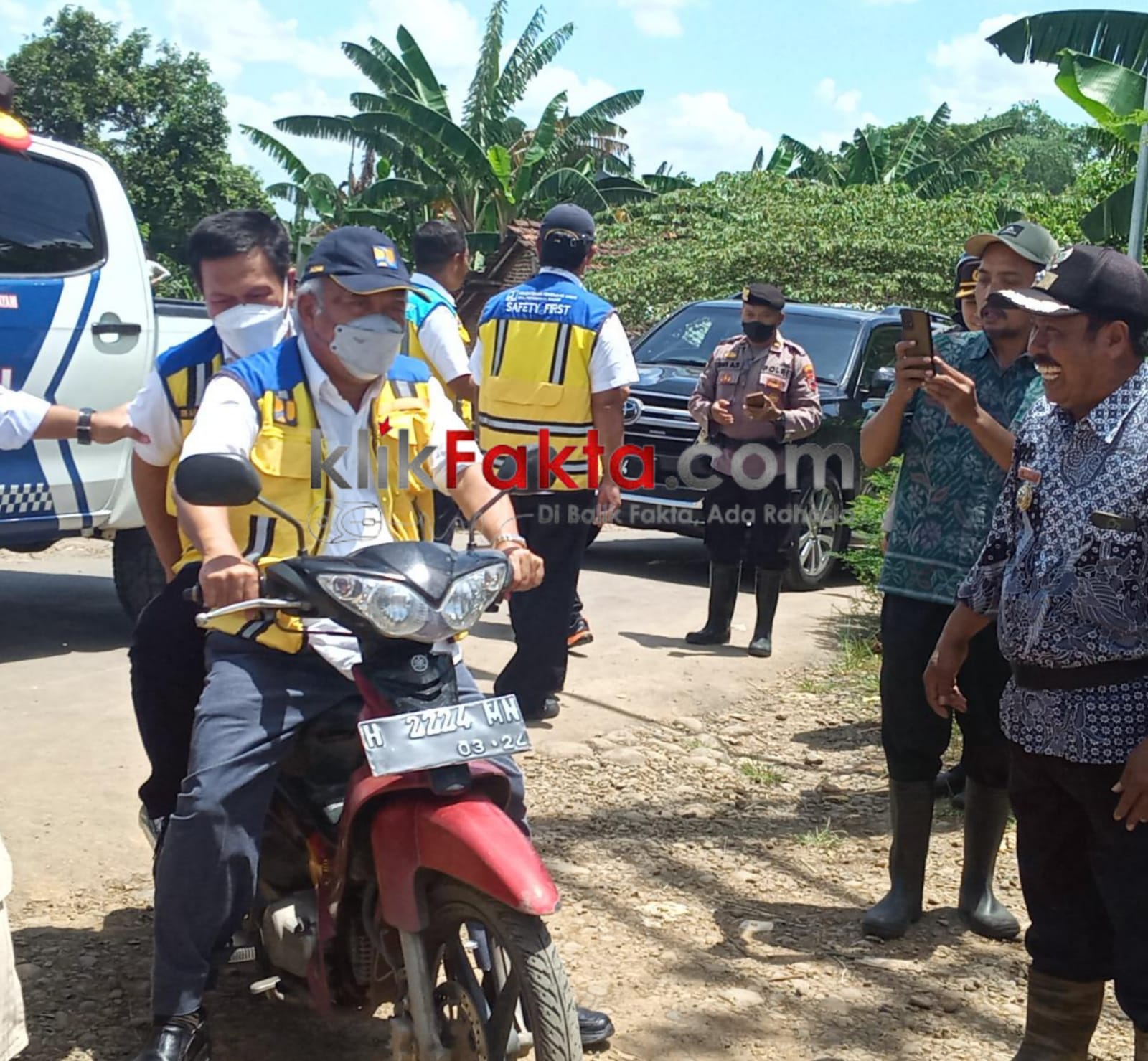 Menteri Pekerjaan Umum dan Perumahan Rakyat (PUPR) Basuki Hadimuljono mengunjungi Desa Dorang, Nalumsari, Jepara pada Kamis (12/01).