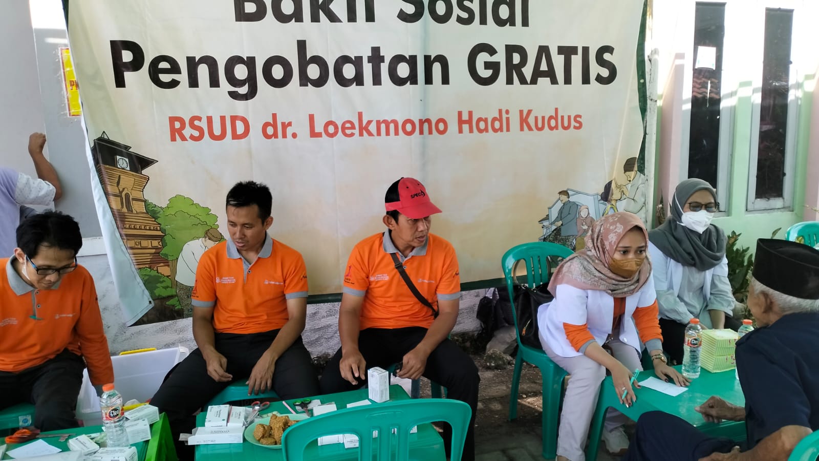 Rumah Sakit Umum Daerah (RSUD) Loekmono Hadi Kudus, Jawa Tengah, membuka pengobatan gratis bagi warga terdampak banjir di Dukuh Barisan, Desa Jati Wetan, Kecamatan Jati, Kabupaten Kudus, Kamis (12/1/2023
