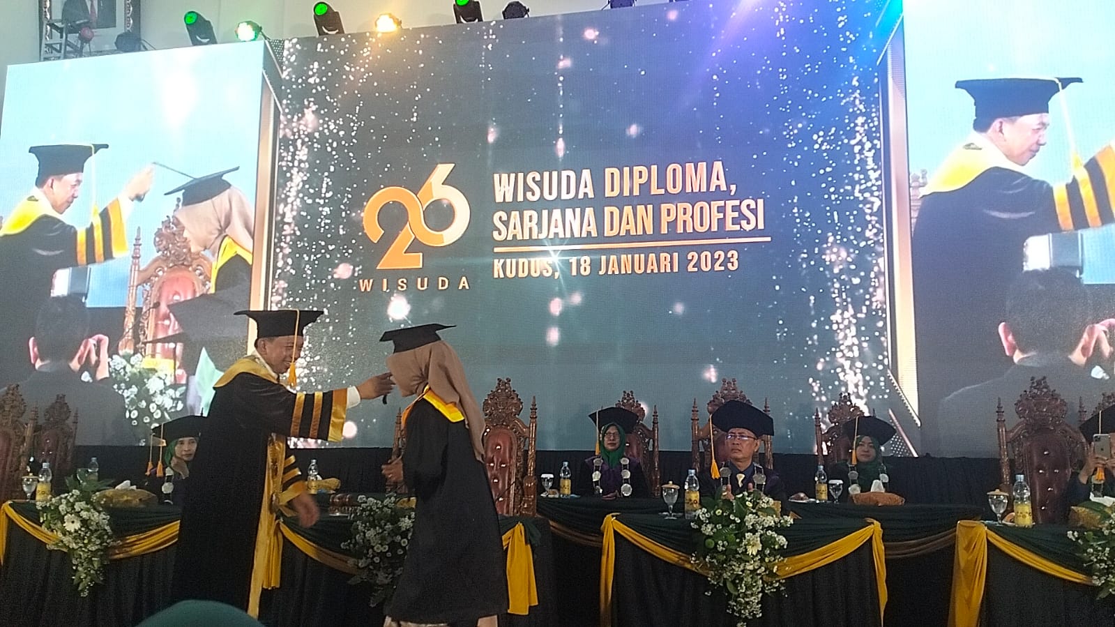 Universitas Muhammadiyah Kudus (UMKU) meluluskan total 806 mahasiswanya melalui Wisuda ke 26 pada Rabu (18/1).
