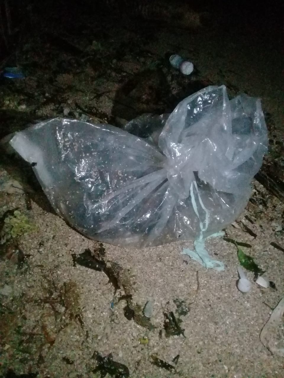 Warga digegerkan dengan penemuan sebuah kantong plastik yang diduga berisi mayat bayi di Pantai Semat, Desa Semat, Tahunan, Jepara pada Kamis (19/01) malam.