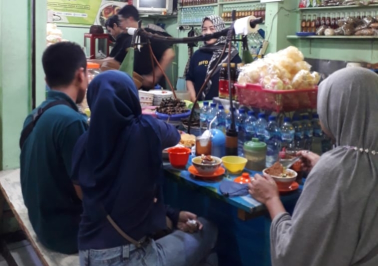 Warung makan "Mbak Mar" menyajikan soto dan pindang kerbau berada di pusat kuliner Taman Bojana, utara Alun-alun Simpang Tujuh Kudus.