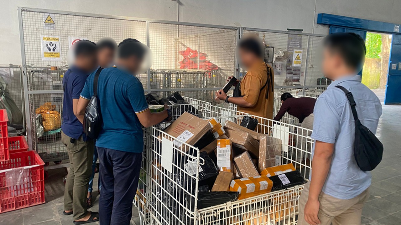 Bea Cukai Kudus menggelar operasi Gempur Rokok Ilegal Jumat (20/1/2023). Ribuan batang rokok jenis SKM dan SKT ilegal berhasil diamankan petugas dari sebuah gudang sortir jasa ekspedisi (Bea Cukai Kudus)