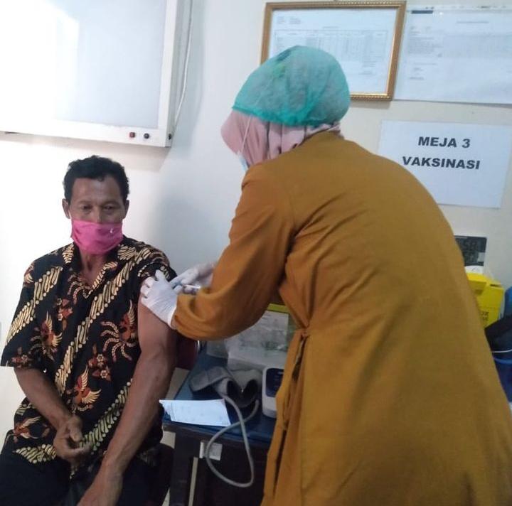 Para lansia menerima vaksinasi dosis kedua di puskesmas Kedung 1, Jepara pada (24/04/2021) (KlikFakta/Puskesmas Kedung 1)
