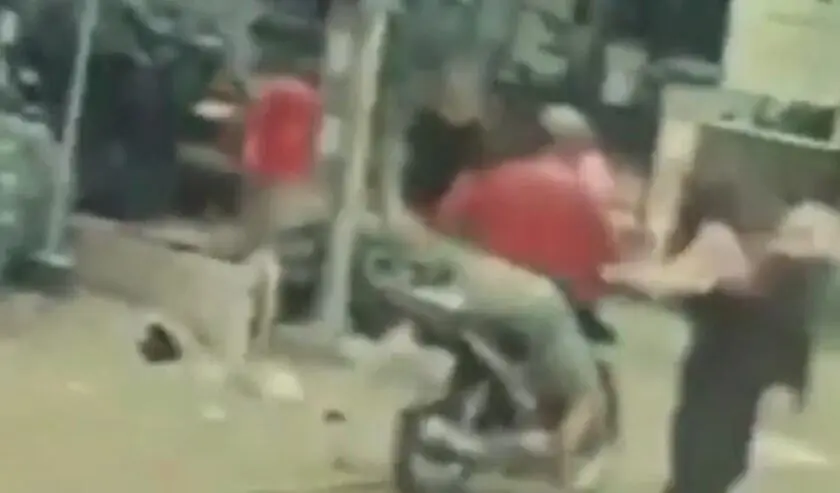Gambar dari CCTV yang merekam tujuh bocah melawan jambret yang ambil gawai temannya di Surabaya (Foto: Suara Surabaya)