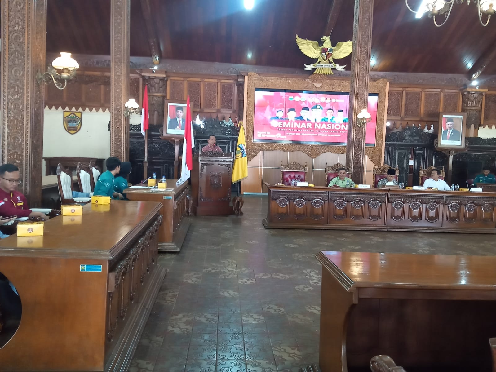 Seminar nasional bertajuk “Sudah Pahamkah Pemuda Terhadap Pemilu 2024?” diselenggarakan oleh Lembaga Pers Mahasiswa (LPM) Lensa Universitas Nahdlatul Ulama (Unisnu) Jepara, Selasa (31/01) di Pendapa Alit Jepara (Nur Ithrotul Fadhilah)