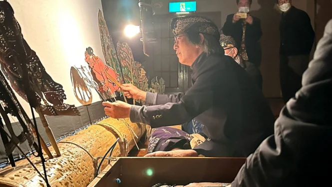 Gelaran Wayang Kulit Bali oleh Profesor Umeda Hideharu dalam IJFD di Hamamatsu, Shizuoka (foto:antvklik)