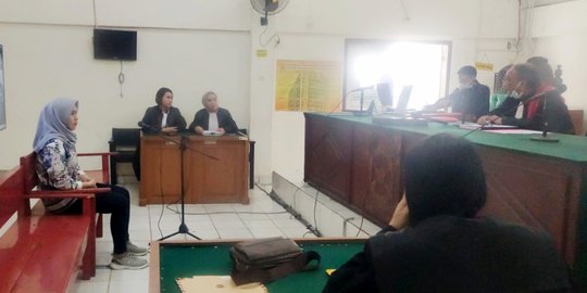 Briptu LA saat menghadiri sidang perselingkuhannya di Pengadilan Negeri Palembang (Selasa, 3/1)
