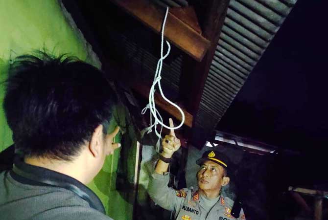 Petugas melakukan olah TKP lokasi penemuan korban gantung diri (Foto: Radar Bromo)