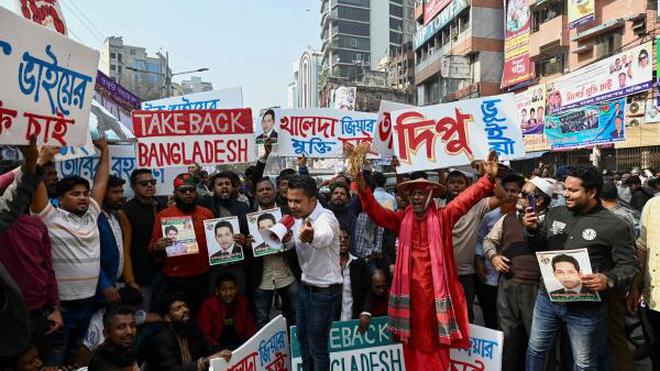 Ribuan pendemo turun ke jalan-jalan Ibu Kota Bangladesh, Daka pada Rabu (11/1). Mereka menuntut pengunduran diri Perdana Menteri Sheikh Hasina dan Pemilu baru.