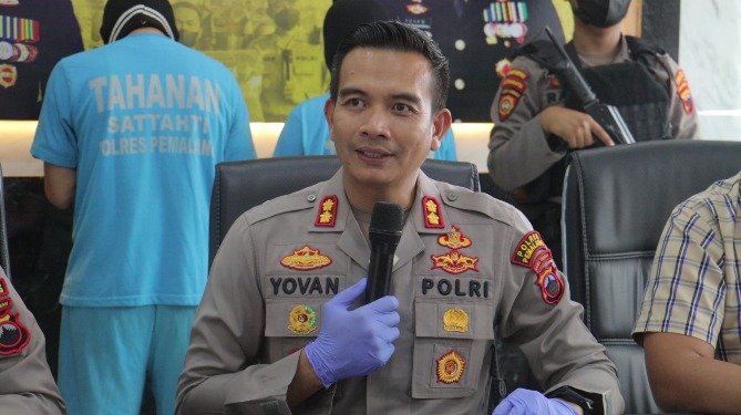 Kapolres Pemalang AKBP Yovan Fatika Handhiska Aprilaya dalam rilis kasus pencabulan anak oleh ayah kandungnya sendiri (Foto: Tribratanews)