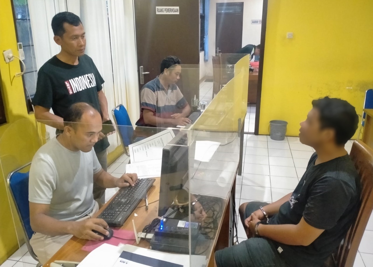 Salah satu tersangka peredaran sabu-sabu diperiksa oleh Satresnarkoba Polres Blora (Foto: TBNews)