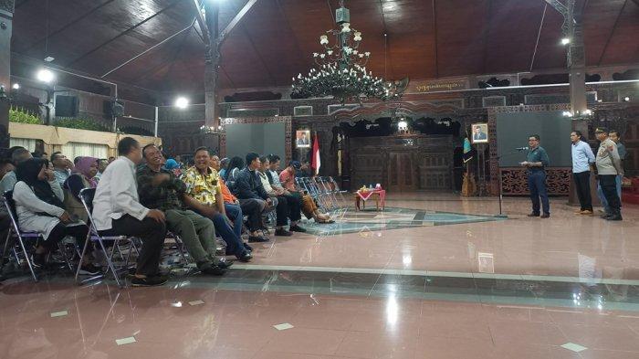 Ratusan kades di Kudus berangkat dari pendopo kabupaten ke Senayan sehari sebelumnya, Senin (16/1).