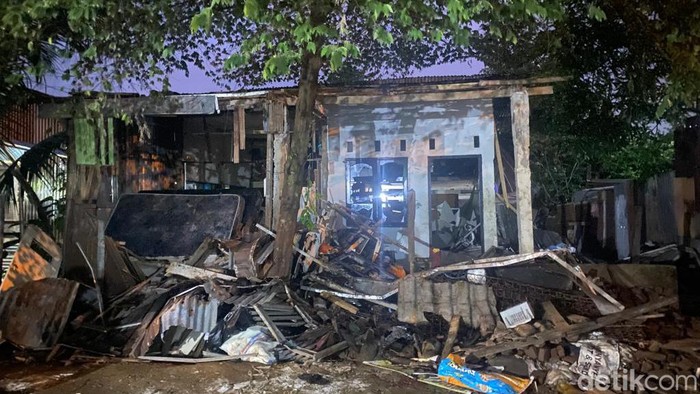 Ratusan orang melakukan pengrusakan terhadap rumah milik keluarga dua remaja berinisial AD (17) dan MF (14) yang menculik dan membunuh seorang bocah 11 tahun di Makassar.