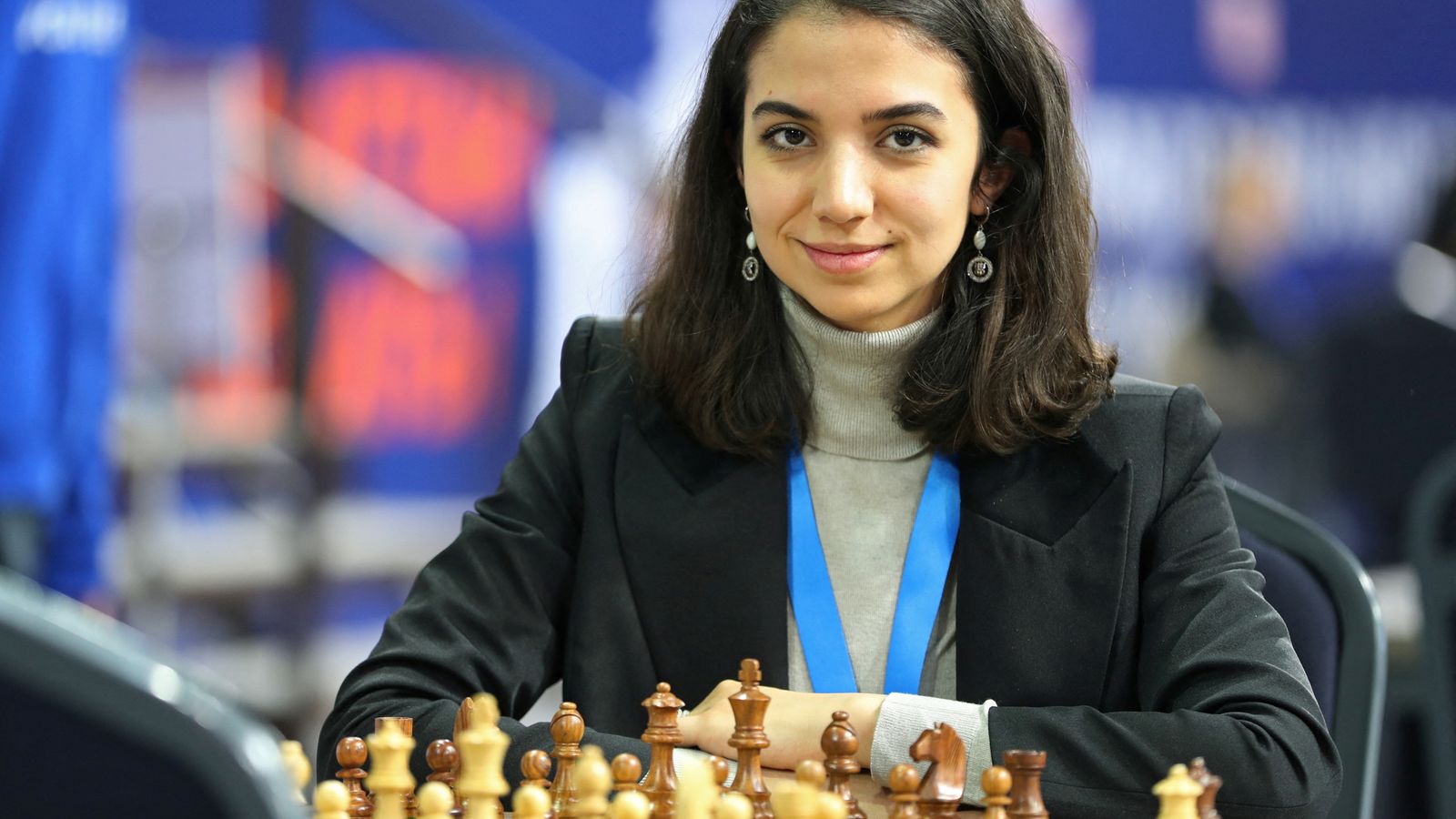 Pecatur asal Iran, Sara Khadem bertanding di Kejuaraan Catur Cepat dan Blitz Dunia FIDE tanpa mengenakan jilbab (Foto: SkyNews)