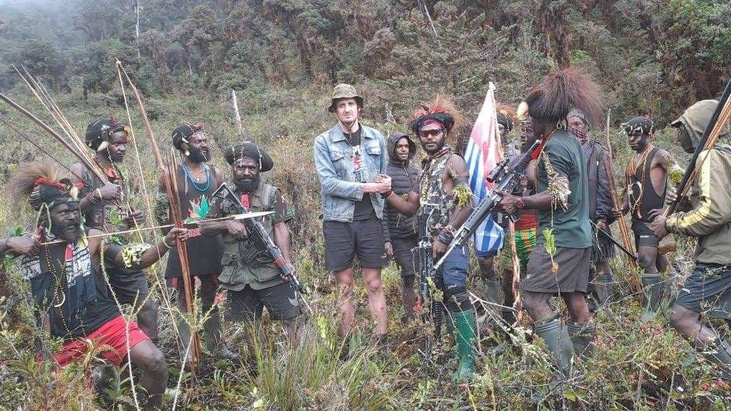 Pilot pesawat Susi Air, Captain Philip Mehrtens bersama KKB Papua kubu Egianus Kogoya (Foto:kumparanNEWS)
