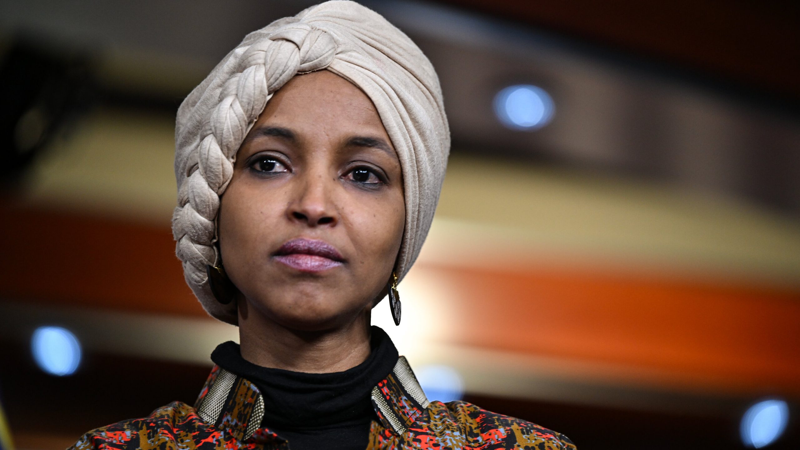 Partai Republik Amerika Serikat telah mencopot anggota Kongres progresif Ilhan Omar dari Komite Urusan Luar Negeri DPR Amerika Serikat (The New York Times)