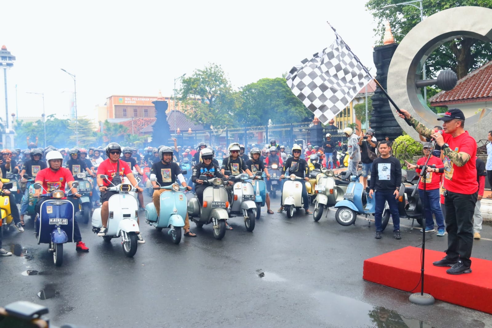 Pembukaan kegiatan "Vesapanan Bareng Mas Hartopo" yang diikuti 15 komunitas skuter pada Minggu (26/2).