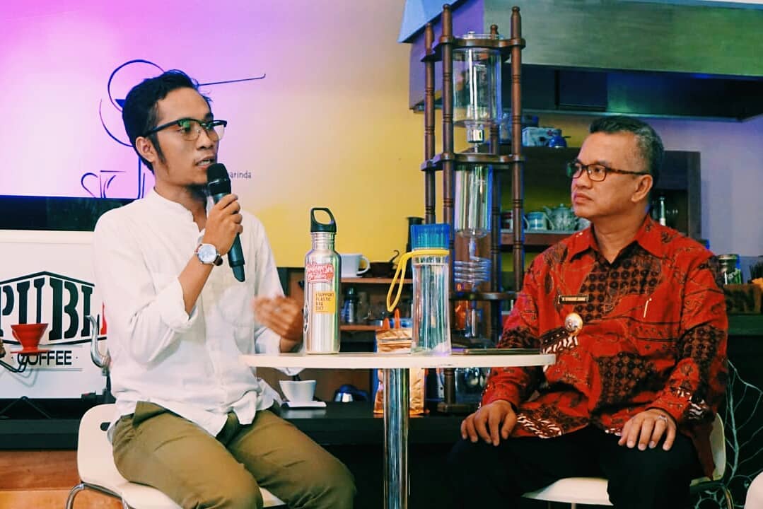 Aktivis lingkungan asal Kalimantan Timur Maulana Yudhistira membeberkan tips ramah lingkungan saat nongkrong di kafe (IG: @jarkujaa_)
