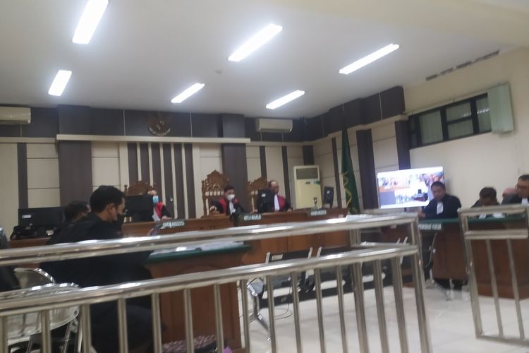 Suasana di persidangan 8 kades di Demak terkait suap seleksi perangkat desa di Pengadilan Tipikor Semarang, Selasa (14/2) (Kompas.com)