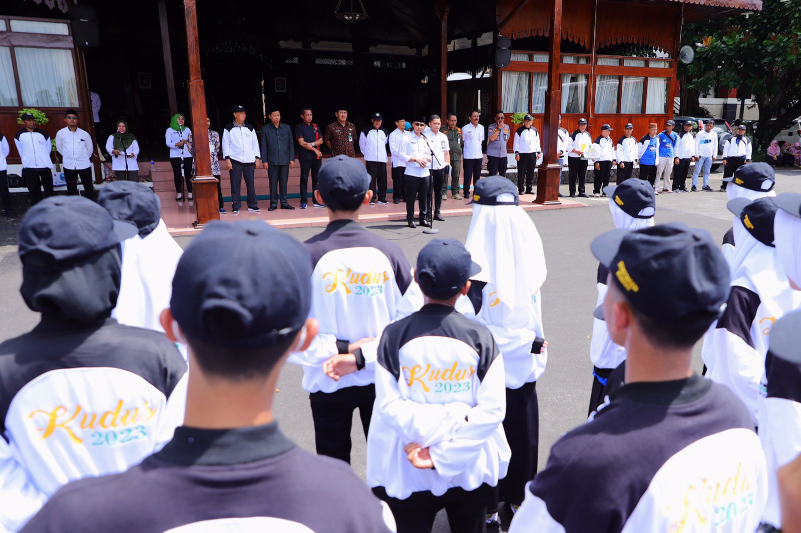 Bupati Hartopo berangkatkan ratusan atlet di Pendapa Kabupaten Kudus, Kamis (9/2)