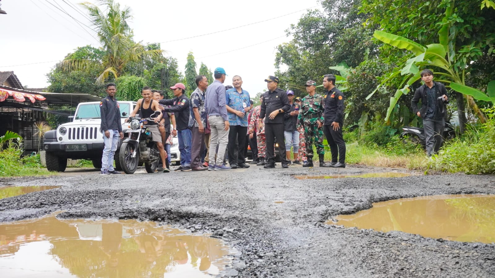 Jalan yang rusak parah di Desa Damarjati dan Desa Pendosawalan, Kecamatan Kalinyamatan, Jepara mendesak untuk perbaikan. (Ferdy Kurniawan)